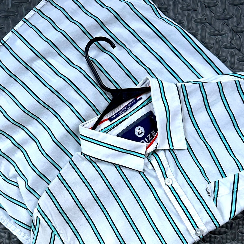 Noize vertical striped short sleeve button down sz. M